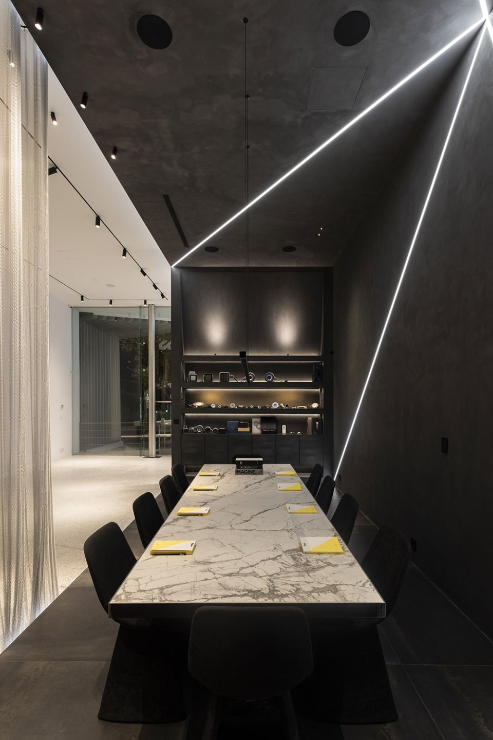 Restaurants & Retail